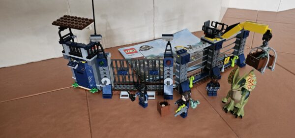 Lego® Jurassic World 75931 Angriff des Dilophosaurus – Bild 3