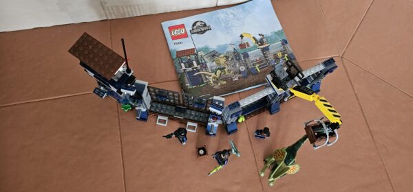 Lego® Jurassic World 75931 Angriff des Dilophosaurus – Bild 2