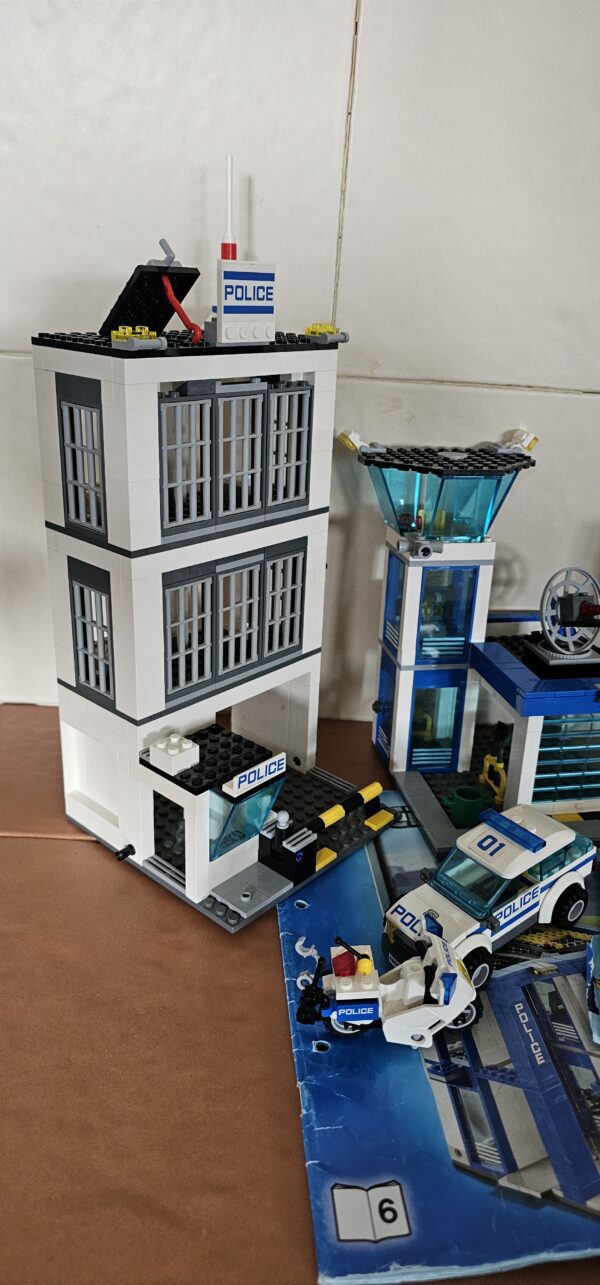 LEGO® City 60047 Ausbruch aus der Polizeistation – Bild 2