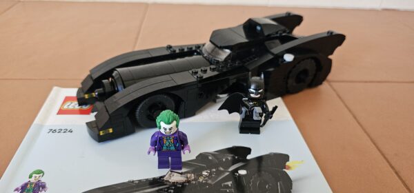 Lego® Super Heroes 76224 Batmobile™: Batman™ verfolgt den Joker™ – Bild 2
