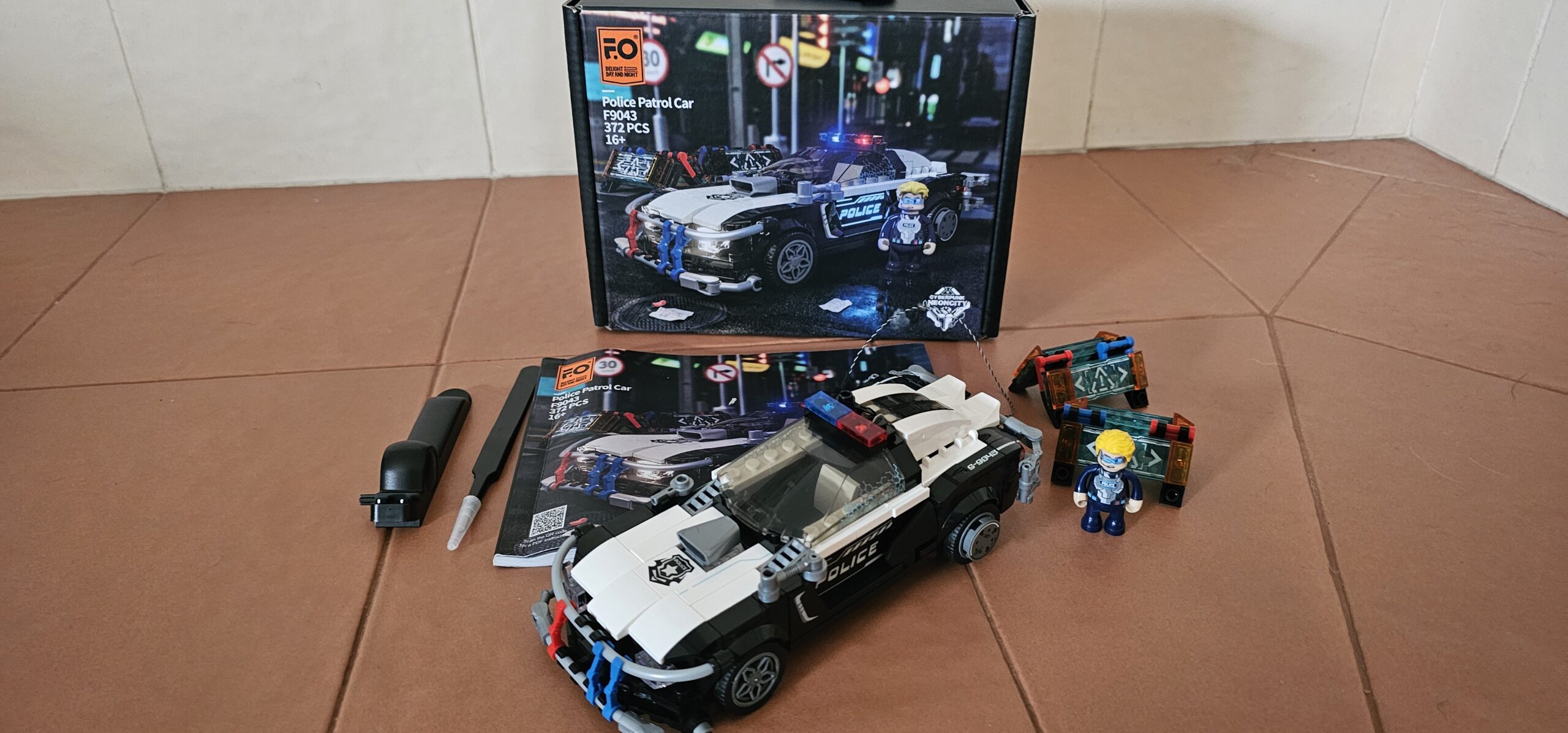 Lumibricks Funwhole F9043 Cyberpunk Police Patrol Car