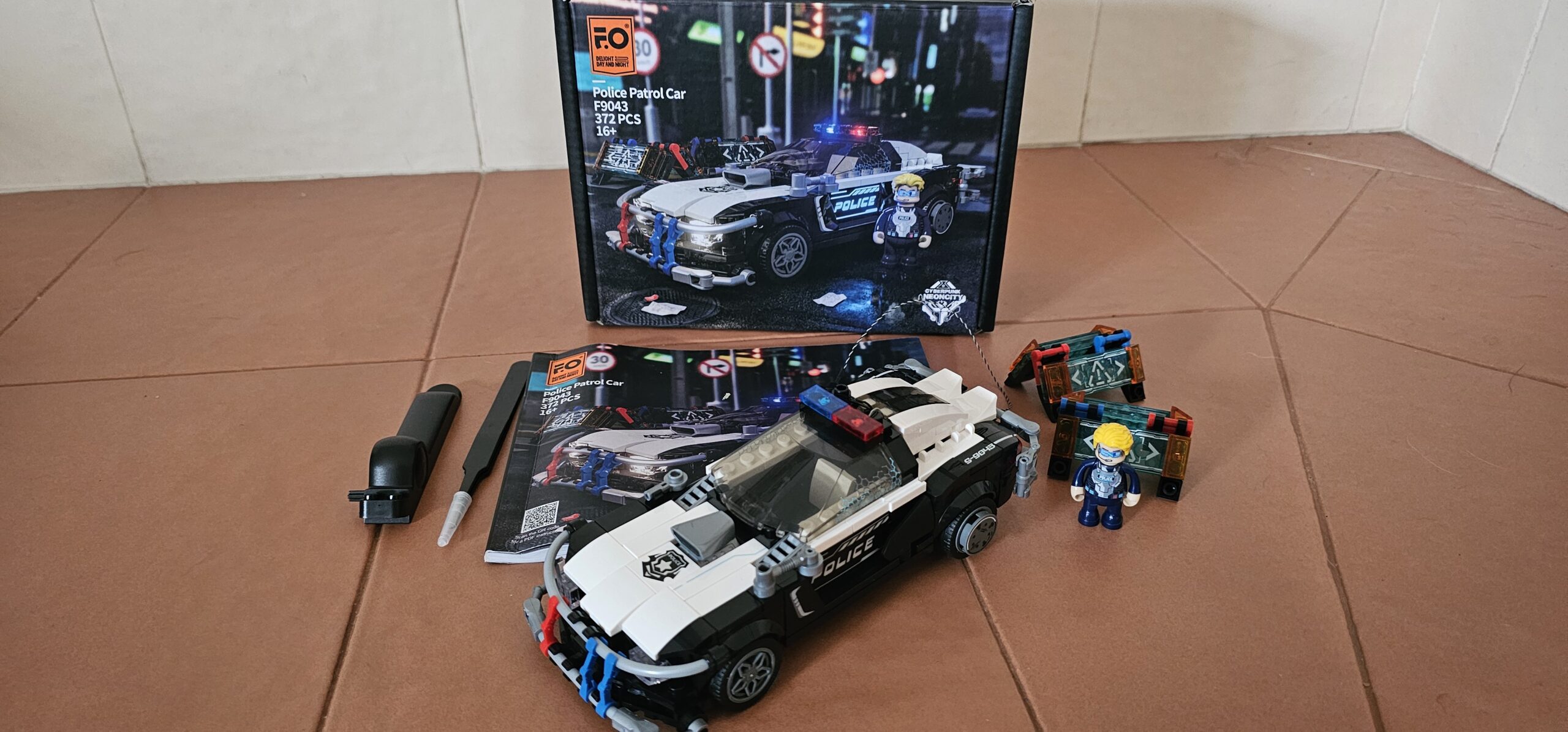 Lumibricks Funwhole F9043 Cyberpunk Police Patrol Car – Bild 2