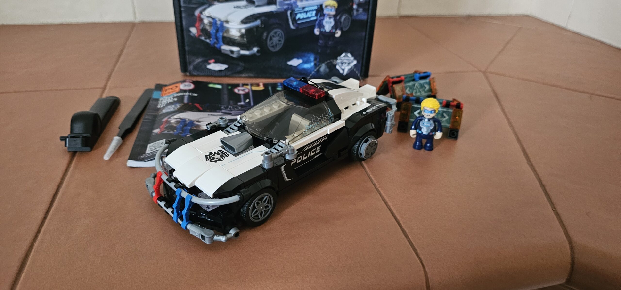 Lumibricks Funwhole F9043 Cyberpunk Police Patrol Car – Bild 3