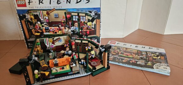 Lego® 21319 Central Perk mit Beleuchtung – Bild 4