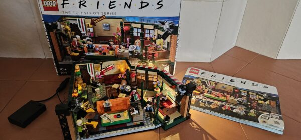 Lego® 21319 Central Perk mit Beleuchtung – Bild 2