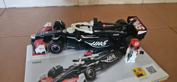 Lego® 77250 Speed Champions MoneyGram Haas F1® Team VF-24 Rennauto – Bild 2